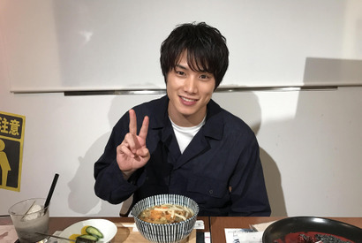 鈴木伸之、“隻眼カレー”を豪快に食らう！「東京喰種CAFE」に登場 画像