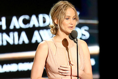 ジェニファー・ローレンスの乗った飛行機が故障し緊急着陸！ 画像