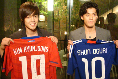 日韓“花沢類”ツーショット実現！　小栗旬、韓国でキム・ヒョンジュンと対談 画像