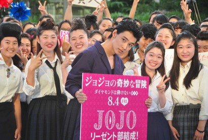 山崎賢人、圧巻のリーゼント女子中高生たちに「グレートですね！」 画像