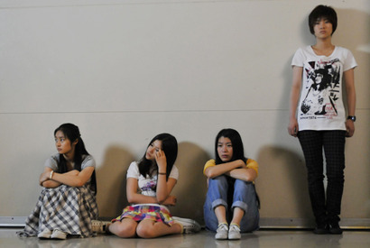 成海璃子、忽那汐里、草刈麻有らがミステリー初挑戦　『少女たちの羅針盤』撮影快調 画像