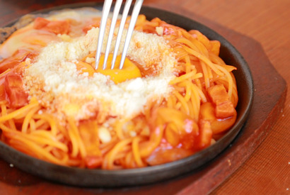 濃厚ケチャップに生卵!? やみつき注意の”2コ玉ナポリタン” 画像