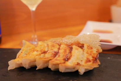 シャンパンと相性抜群！ トリュフオイルかけ”フレンチ”餃子 画像