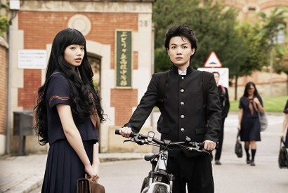 小松菜奈の過剰な愛に神木隆之介、大困惑!? 『ジョジョ』本編映像入手 画像