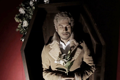 平井堅が死んじゃう？　新曲「アイシテル」映像は涙必至　特注サイズの棺桶から熱唱 画像