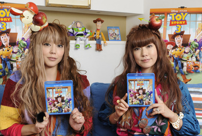 PUFFYが頭にリンゴを差して『トイ・ストーリー3』CMに出演　初のクリスマスソングも！ 画像