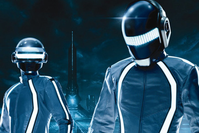 『トロン：レガシー』音楽のダフト・パンクがDJ役で出演　トロン・スーツ着用写真も 画像