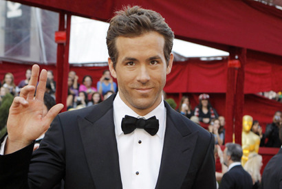 今年の「最もセクシーな男性」は“今年のベイブ”スカヨハの夫ライアン・レイノルズ 画像