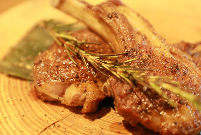 スパイシーな香りが脳天直撃！ コスパ最強のうますぎるラムチョップ 画像