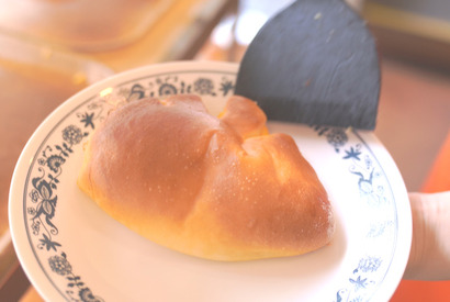 一度食べたら忘れられない！ 行列必至の絶品クリームパン 画像