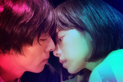 桜井ユキ＆高橋一生、キス寸止め写真公開『リミット・オブ・スリーピング ビューティ』 画像