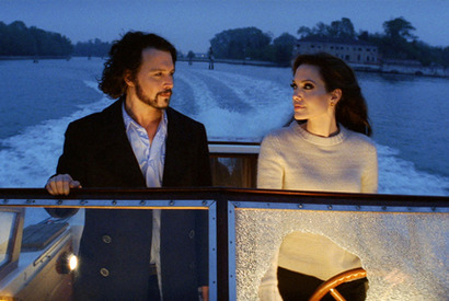 ジョニー＆アンジーが顔を見合わせ爆笑！　『ツーリスト』貴重なNG映像が到着 画像