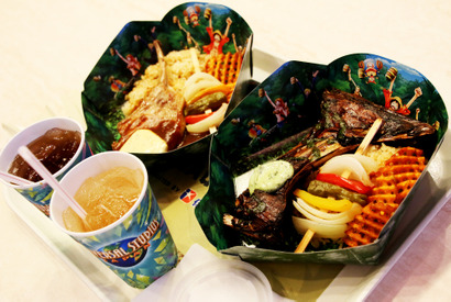 【USJ】ワイルドな海賊飯に食らいつけ！仲間と一緒に乾杯！「麦わらの一味の宴レストラン」潜入 画像