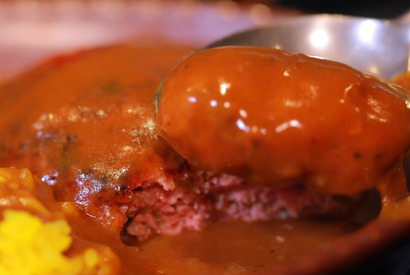 愛されて30年以上！スパイスが香る”グツグツ”壺焼きカレー 画像