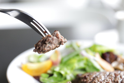 あふれる肉汁がたまらない！ パリ風ハンバーグが自慢の人気カフェ 画像