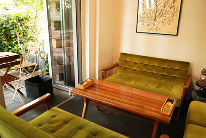 あのドラマのロケ地にも！ シンプルリュクスな大人カフェ 画像