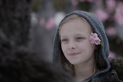 『猿の惑星』謎の少女の正体は？　美少女すぎるアミア・ミラーに注目 画像