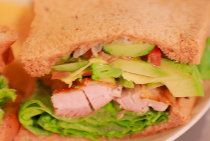 ヘルシーでガッツリ！ ランチに食べたいボリューム満点サンド 画像