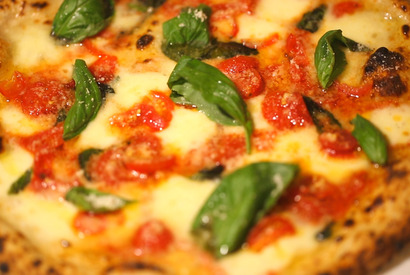 ソムリエ常駐の店！ 本格窯焼きピザと薫り高い炭火焼に舌鼓 画像