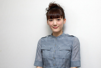 綾瀬はるかインタビュー　“末っ子気質”で過酷なデス・ゲームを生き残る？ 画像