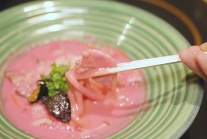 トロけるピンクのうどん!? 本格派も認める絶品うどんを満喫 画像