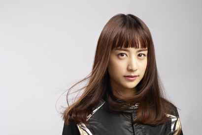 山本美月、TVドラマ初主演！レーシングスーツにご満悦「私だけのもの」 画像