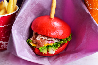 【ディズニー】魔法のりんごがバーガーに！シーのハロウィン限定メニュー 画像