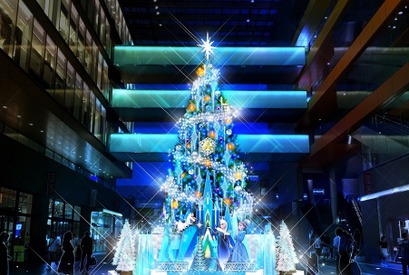 『アナ雪』クリスマスツリーが登場！美しい氷の魔法の世界を表現 画像