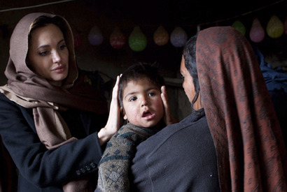 アンジー、UNHCR親善大使としてアフガニスタンを訪問、難民支援を訴える 画像