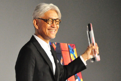 坂本龍一、SAMURAI賞の刀模したトロフィーを手に『戦メリ』撮影時の“悪行”を告白 画像