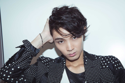 【20周年記念プレゼント】磯村勇斗サイン入りカレンダーを1名様 画像