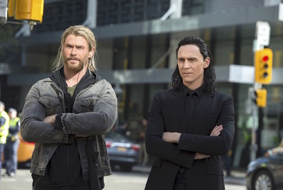 ソー＆ロキ、こじらせ兄弟の“鉄板ネタ”シーン到着！「クリスは昔から面白い奴だった」 画像