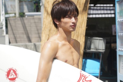 横浜流星がサーフィンに初挑戦！ 川口春奈に片想い…「しろときいろ」 画像