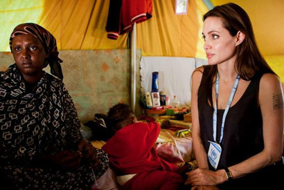 アンジー、UNHCR親善大使として、チュニジアとリビア国境の難民キャンプを訪問 画像