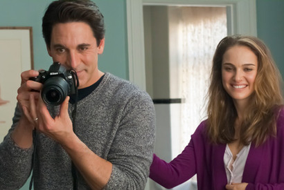 ナタリー・ポートマンが悩める義母役を熱演！　『水曜日のエミリア』予告編先行到着 画像