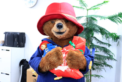 クリスマスプレゼントを持ったパディントンが編集部訪問！ 『パディントン2』 画像