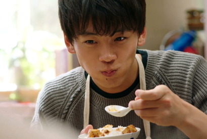 竹内涼真、浜辺美波と兄妹に！エプロン姿初披露で“ドヤ顔MAX”「クックドゥ」新CM 画像