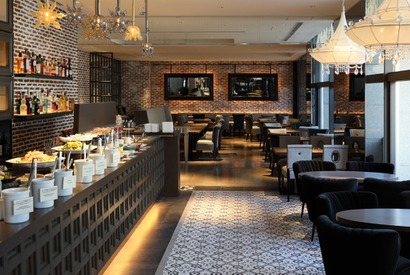 NYスタイルのバー＆グリル 表参道に誕生！ヘルシーなランチブッフェも 画像
