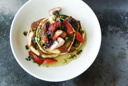 「bills 横浜赤レンガ倉庫」限定パンケーキ、注目食材“マイクログリーン”入りで提供 画像