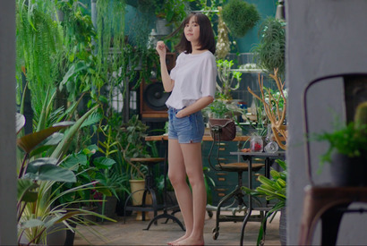 新垣結衣「何見てるの？」囁き微笑む…ショートパンツで美脚披露 画像