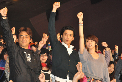 長澤まさみ、小栗旬にヒソヒソ話で下ネタ？ 画像