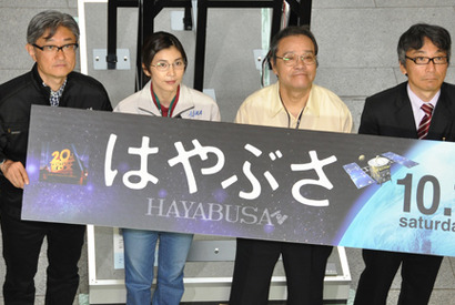 竹内結子、メガネ＆ほぼノーメイクで色気なしの研究者姿を披露！ 画像