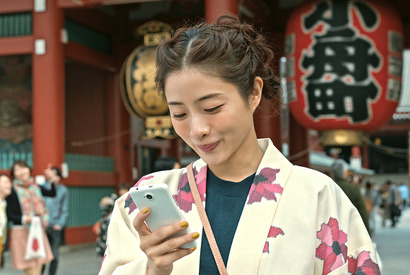 石原さとみ、浅草で瓦割り！ 春ムードな服装も注目「Find my Tokyo.」新CM 画像