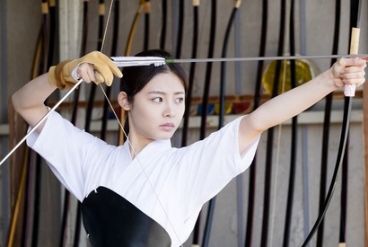 佐藤健が恋する“弓道少女”古畑星夏、「美しすぎる」と視聴者のハートも射抜く？「半分、青い。」 画像