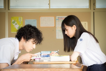 山田裕貴＆齋藤飛鳥、“あの頃”を思い出す場面写真公開！ 『あの頃、君を追いかけた』 画像