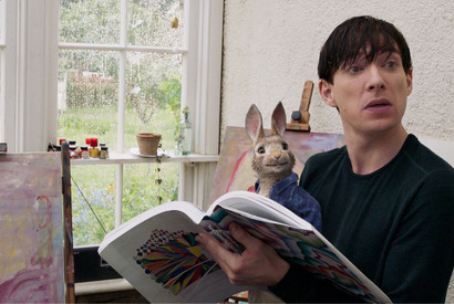 ドーナル・グリーソン、“ウサギ”と本気の大げんか！『ピーターラビット』本編映像 画像