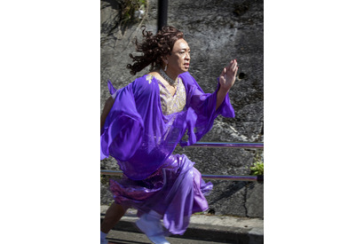 TOKIO城島似“島茂子”が「全力坂」に登場！御年47歳の勇ましい走りを見よ 画像