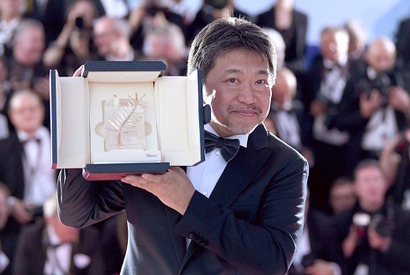 『万引き家族』カンヌ最高賞！初の栄冠に是枝監督「足が震えています」 画像
