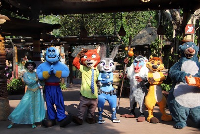 【香港ディズニー】大人気キャラクターが大集合！「カリブニ・マーケトプレイス」でセレモニー開催 画像