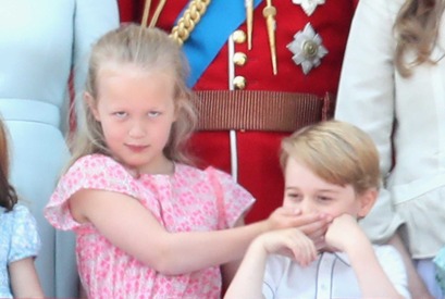 ジョージ王子、“女王の誕生日パレード”ではとこに口をふさがれる！ 画像